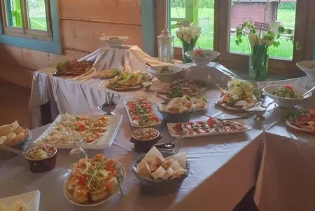 stoły na imprezie